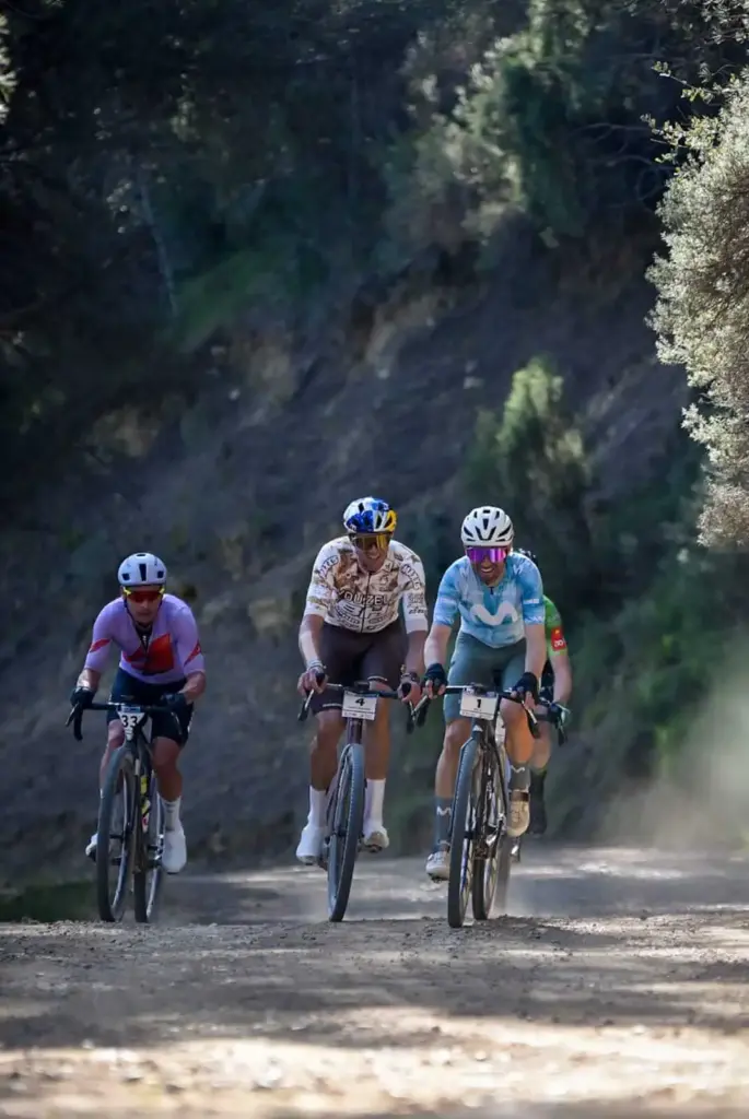 ciclistas en la gravel race en españa con paisaje montañoso